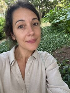 Portrait éditorial de Inès, référente éditoriale actifs & ingrédients Biovida