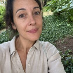 Portrait éditorial de Inès, référente éditoriale actifs & ingrédients Biovida
